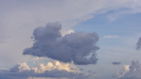 Zeitraffer-Einer-Monsunwolke,-Die-Sich-Am-Nachmittag-Während-Der-Regenzeit-Im-Nördlichen-Gebiet-Bildet