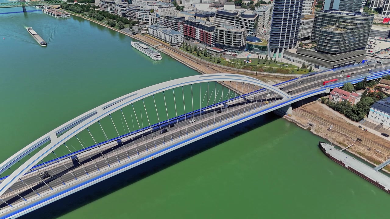 Udsigt til en moderne bro over Donau-floden i Bratislava, Slovakiet