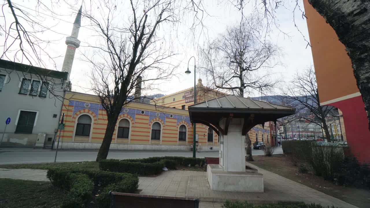 사라예보 의 공원 에 있는 물 분수 와 배경 에 있는 페리오르 모스크 미나레트