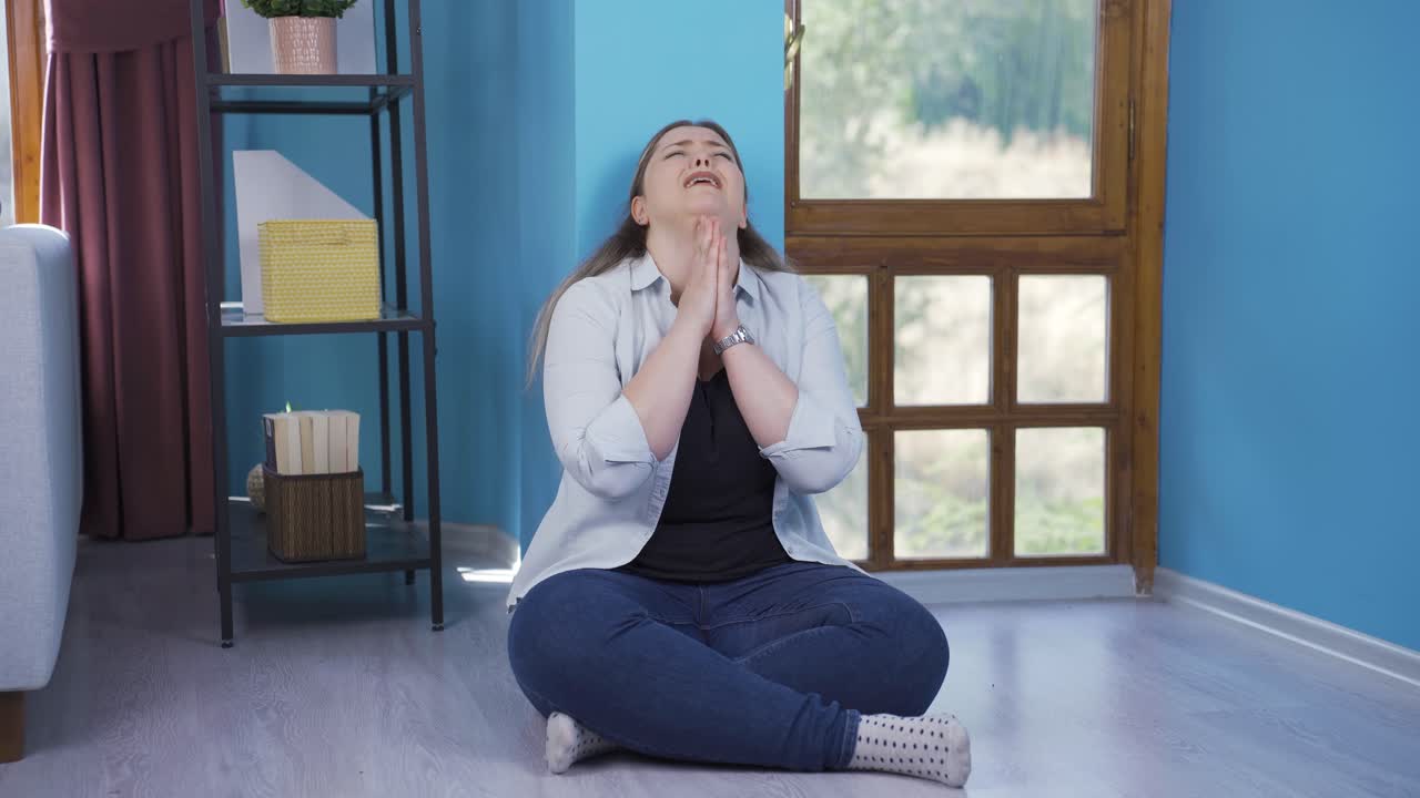 신에게 기도하는 젊은 여성.