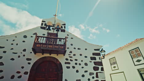 encantadora iglesia de un pueblo español