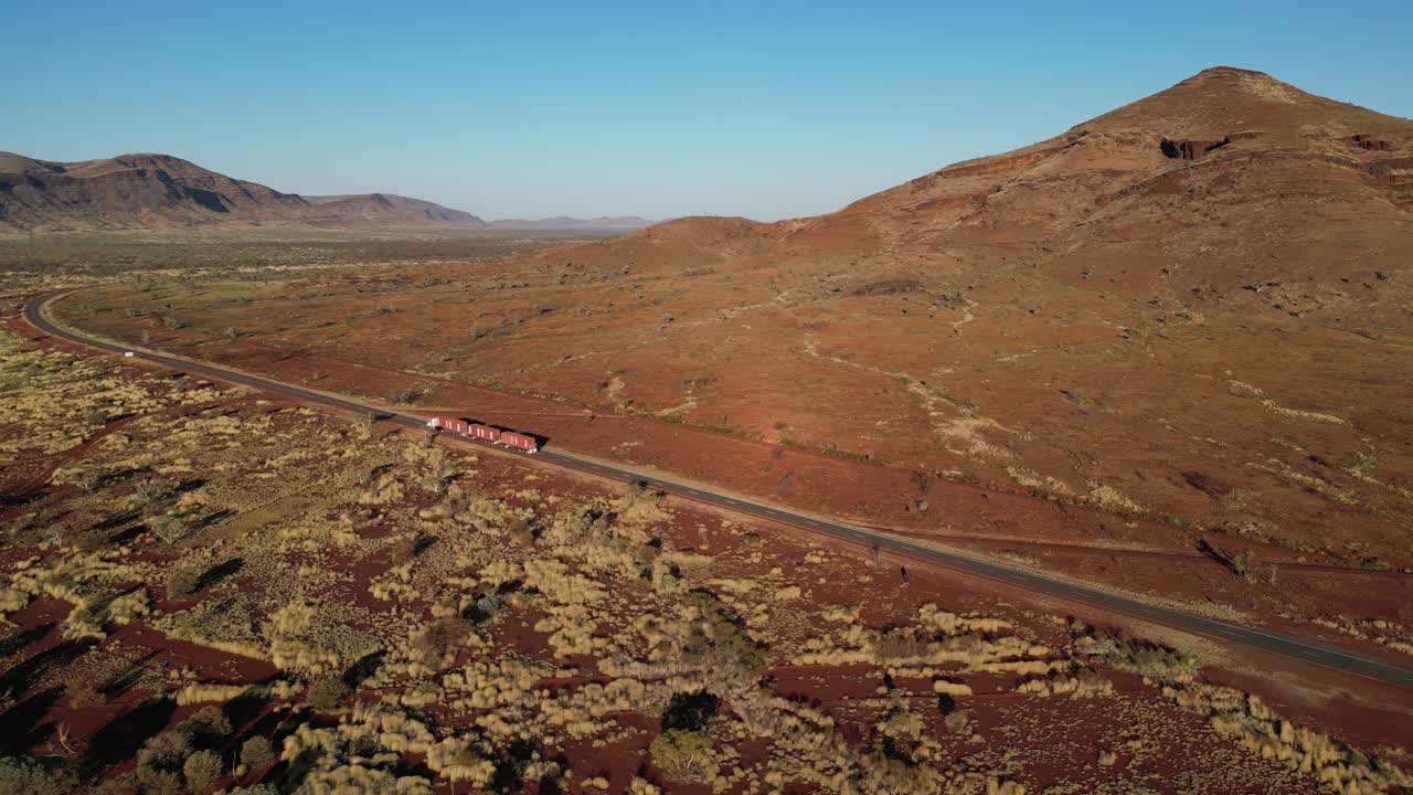 un tren de carretera pasa a través de la tierra aborigen cerca de mount bruce en australia occidental