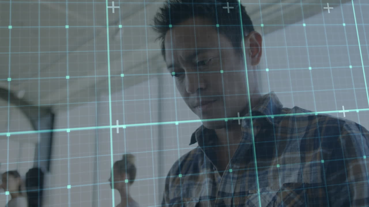 animación de la red de red sobre hombre asiático usando teléfono inteligente en la oficina.