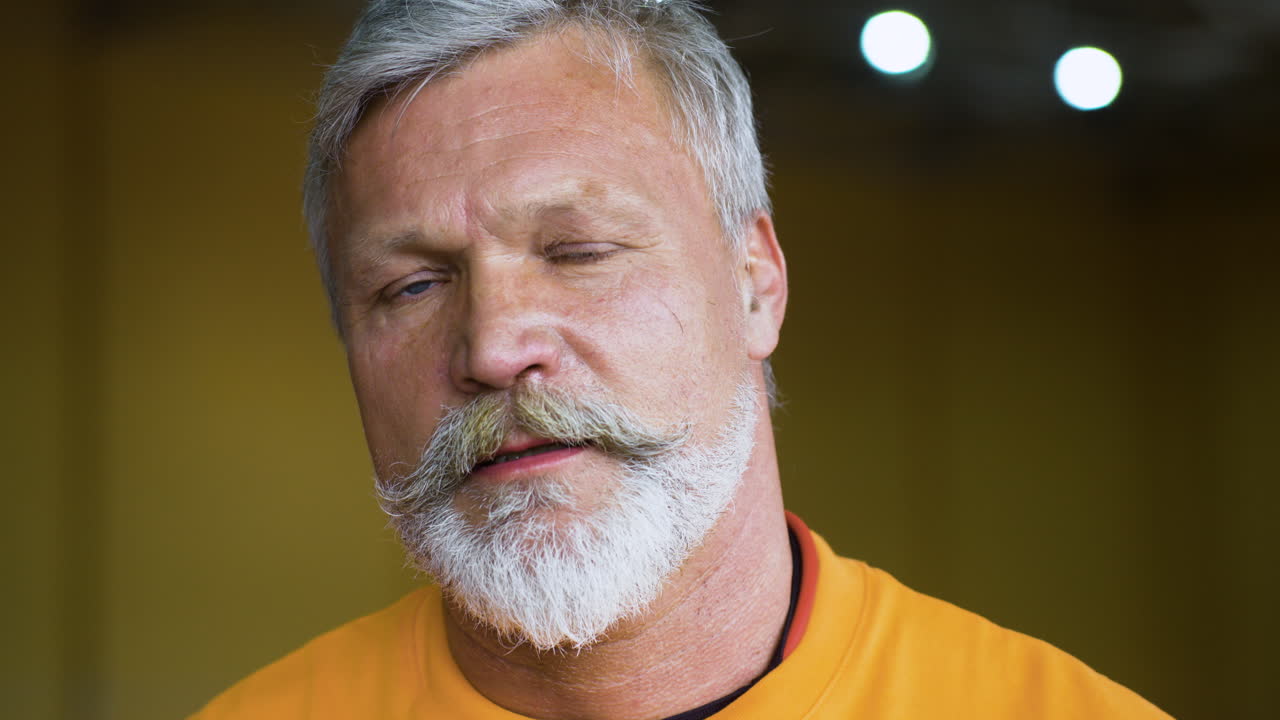 육상 트랙의 수석 남자