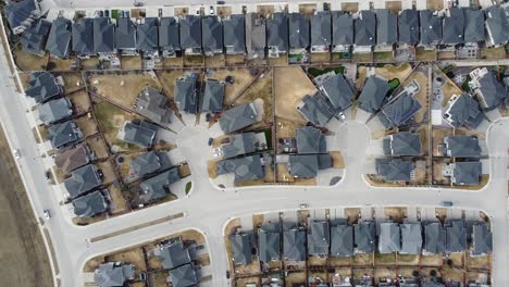 vista aérea de una comunidad suburbana moderna en calgary, canadá, en primavera después del derretimiento de la nieve