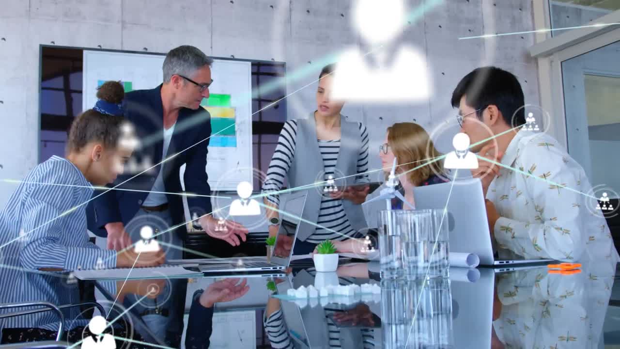 анимация сети значков профиля над различными коллегами, обсуждающими вместе в офисе