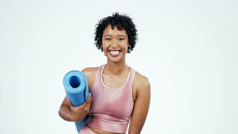 fitness, risa y rostro de mujer con colchoneta de yoga