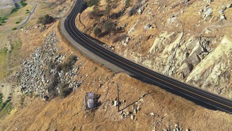 Drone-Panoramización-De-Una-Carretera-Con-Coches-De-Conducción