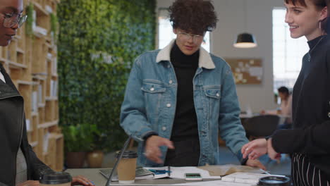 Jóvenes-Ingenieros-Desarrollando-Prototipos-De-Bicicletas-Utilizando-Esquemas-De-Planos.-Estudiantes-Multiétnicos-Intercambiando-Ideas-Sobre-El-Desarrollo-Futuro-Colaborando-Compartiendo-Ideas-Creativas-En-Una-Oficina-De-Moda.