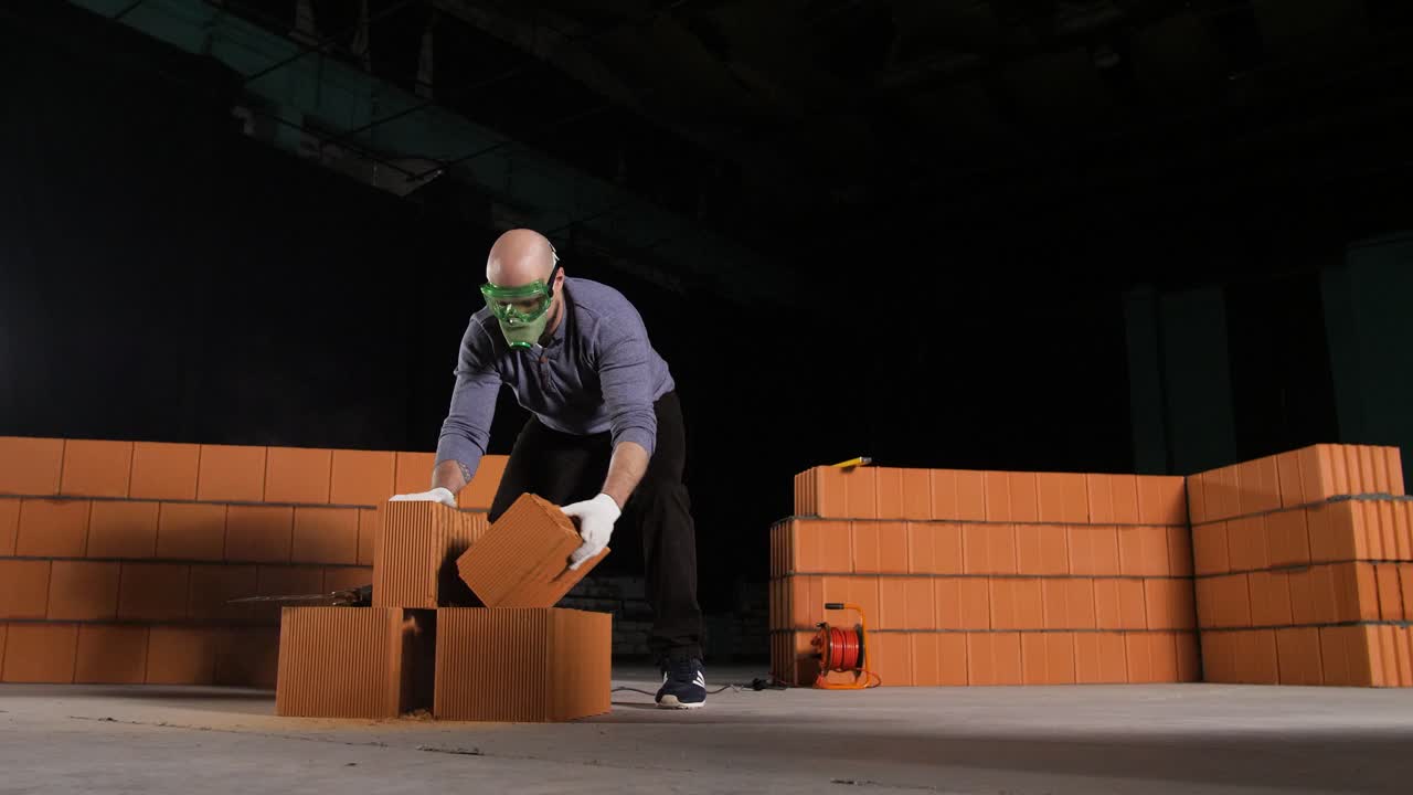 전자 도구로 벽돌을 짓는 일