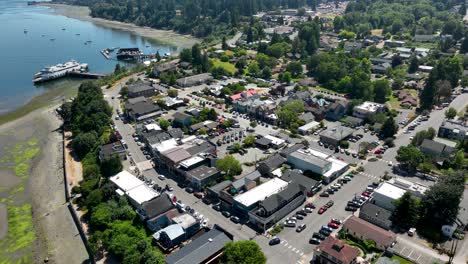 Toma-En-órbita-Que-Muestra-Todas-Las-Pintorescas-Calles-Y-Escaparates-Del-Centro-De-Langley