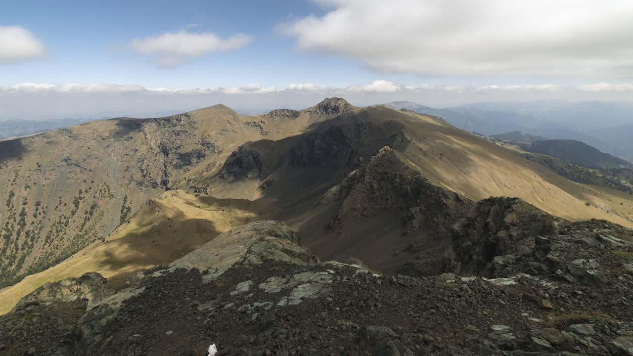 timelapse cima de la montaña smolikas panorámica derecha grecia día de verano