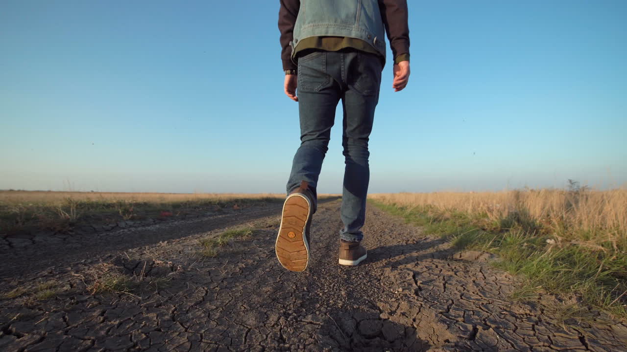 hombre caminando por un camino de campo