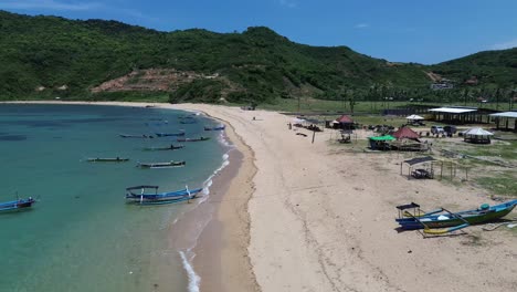 la playa de areguling y el promontorio en lombok, indonesia