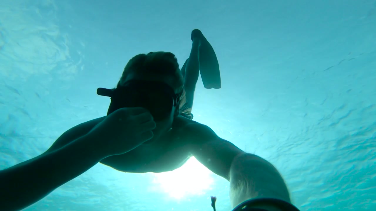 Apneista che si immerge filmandosi con una action camera, Indonesia, Gili