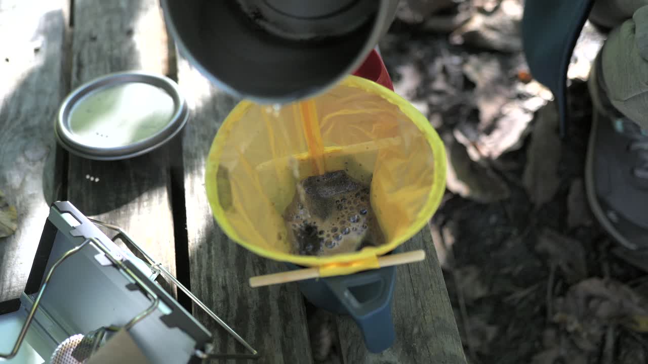 filtro de café portátil en la naturaleza, al aire libre, camping