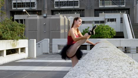 Balletttänzerin,-Die-Sich-Auf-Dem-Bürgersteig-Ausdehnt-4k