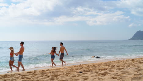 parejas corriendo en la playa 4k