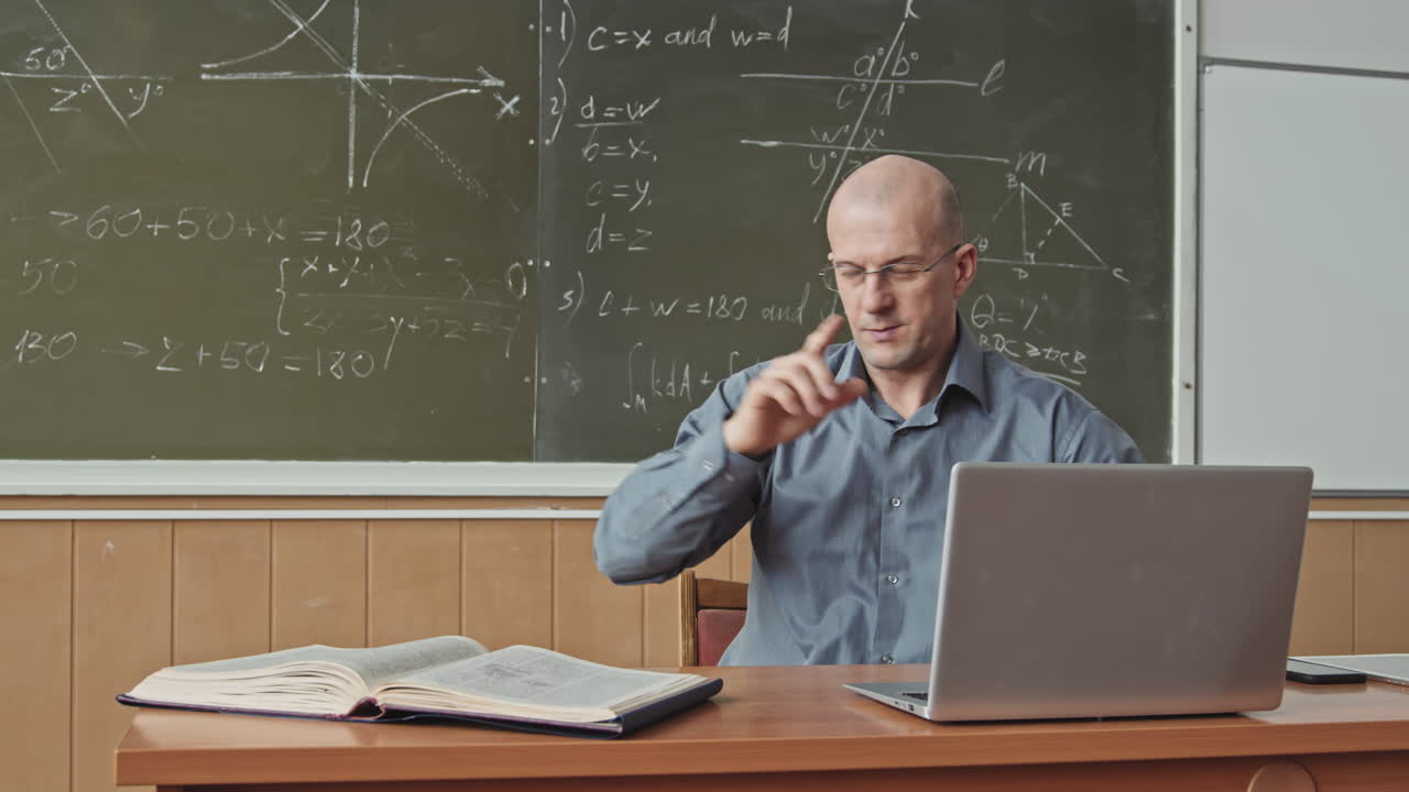 Insegnante di matematica che fa lezione online su un laptop