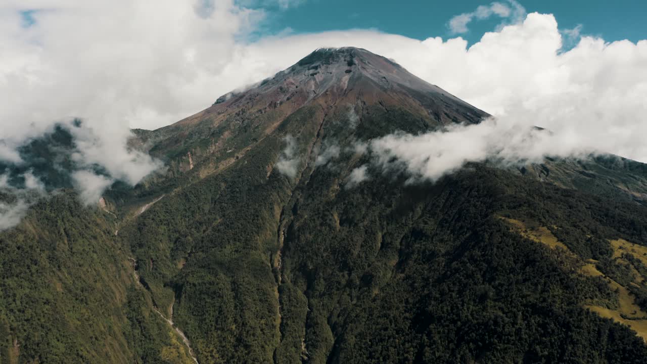 vista panorámica del volcán tungurahua lleno de nubes en los andes cerca de baños de agua santa, ecuador