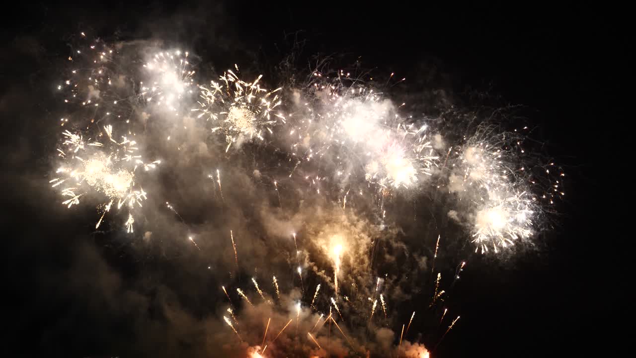 coloridos fuegos artificiales vibrantes celebran aniversario feliz año nuevo 2022, 4 de julio festival de vacaciones. coloridos fuegos artificiales en la noche para celebrar la fiesta nacional. cuenta atrás año nuevo 2022 tiempo de fiesta
