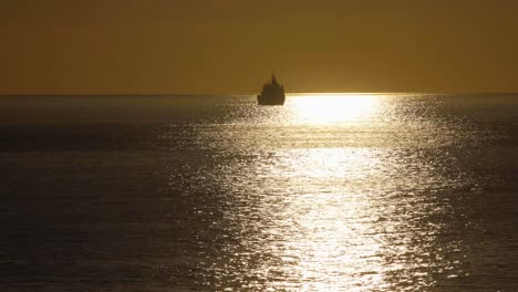 Silhouette-Eines-Kreuzfahrtschiffes-über-Dem-Meer-Bei-Sonnenuntergang