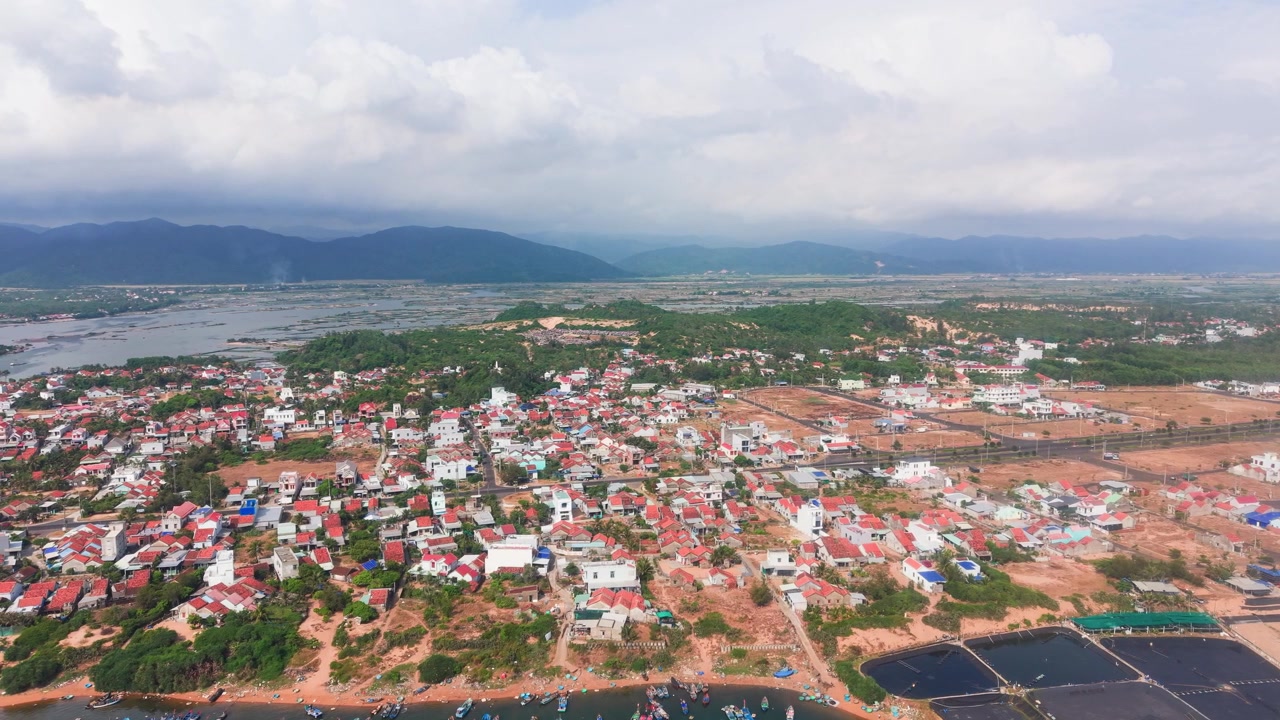 Cảnh quay từ trên cao cho thấy Biển Lỗ Quang ở Việt Nam. Video ghi lại cảnh thị trấn và phong cảnh xung quanh. Mọi người tham gia vào nhiều hoạt động khác nhau trong ngày