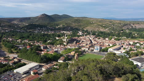 vista de un avión no tripulado de un pueblo rural en el sur de francia.