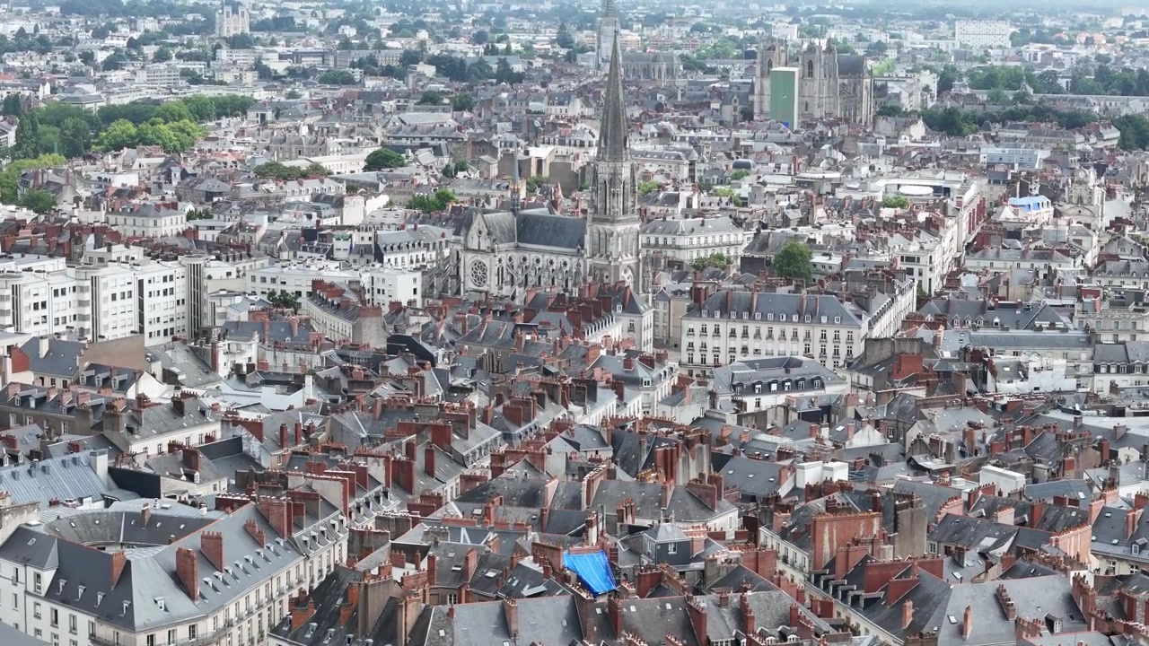 Centro città di Nantes, Francia, vista aerea con drone, ripresa con avvicinamento