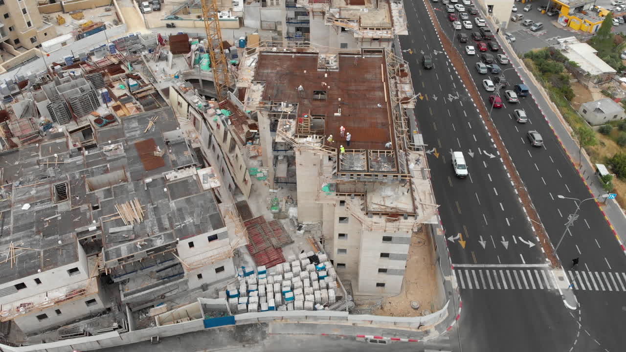Traffico a Gerusalemme e vista aerea del cantiere