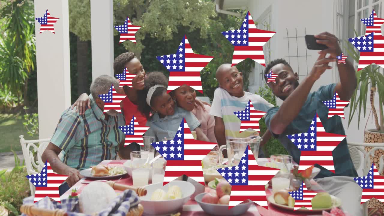 Animation von Sternen mit der Flagge der Vereinigten Staaten von Amerika, die über einer lächelnden afroamerikanischen Familie weht.