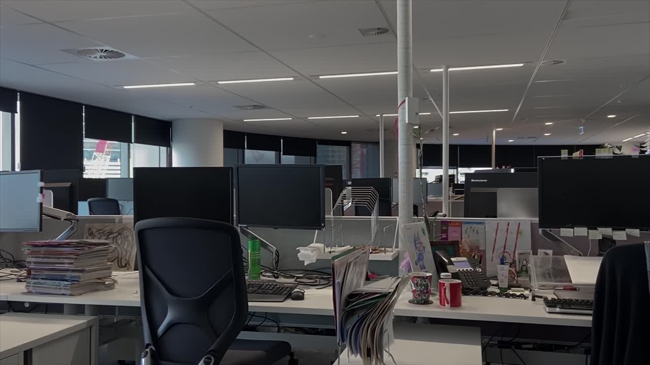 качественная съемка с тележки над пустыми столами в большом и безлюдном офисном здании с необслуживаемыми рабочими местами во время пандемии "ковид-19", когда все сотрудники работают из дома