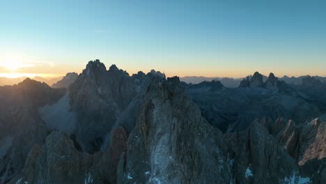 Pico-De-La-Montaña-En-Los-Dolomitas-Con-El-Tre-Cime-Di-Lavaredo-En-El-Fondo