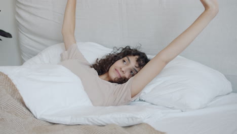 mujer relajándose en la cama