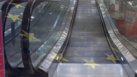 Animación-De-La-Bandera-De-La-Unión-Europea-Sobre-Una-Escalera-Mecánica.