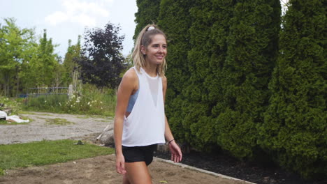 hermoso atleta sirviendo un voleibol en una cancha de arena