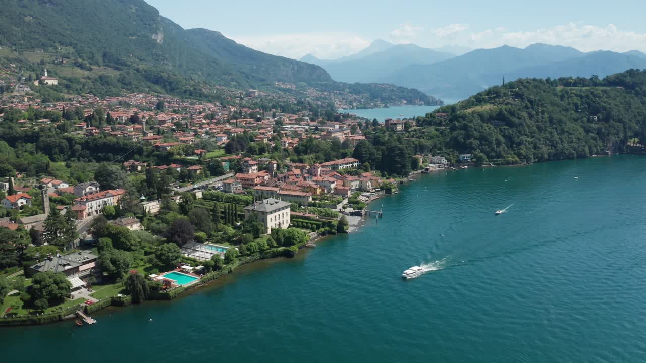 ossuccio en el lago como con paisaje exuberante y barcos, vista aérea