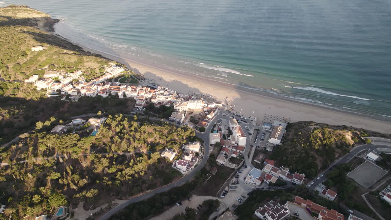 pintoresco pueblo costero de salema, algarve