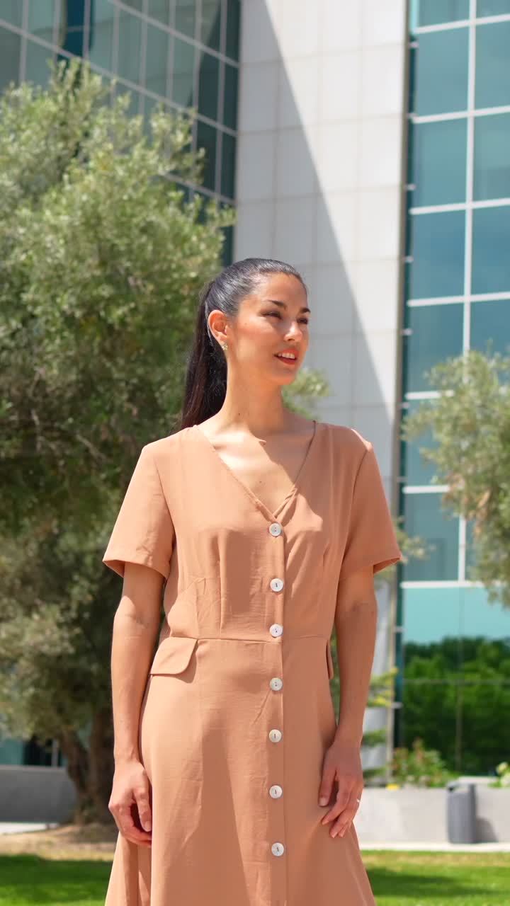 retrato de una mujer de negocios confiada