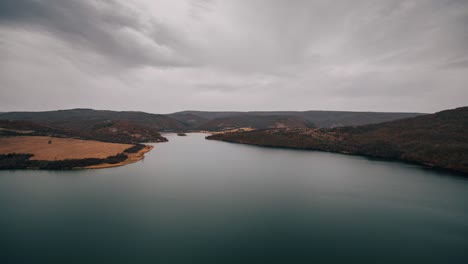 A-Breathtaking-Timelapse-of-a-Scenic-Lake-with-a-Dramatic-Cloudy-Sky,-Filled-with-the-Magical-Colors-of-Dusk-and-Dawn