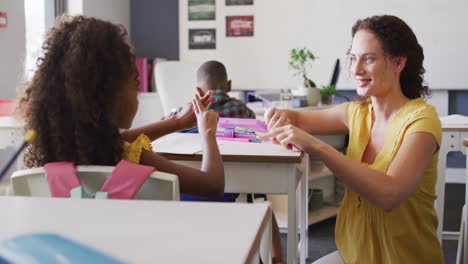 video de una feliz maestra caucásica enseñando matemáticas a una chica afroamericana