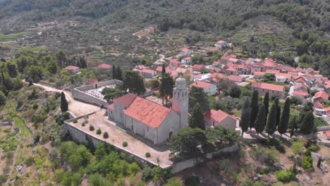 Europäische-Kirchengebäudearchitektur-Auf-Hvar,-Kroatien---Luftbahn