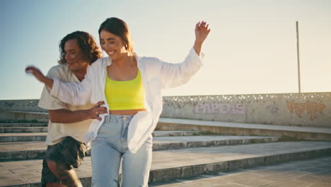 una pareja joven patinando y divirtiéndose.