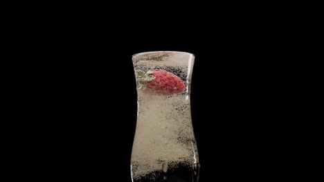 erdbeere in champagnerglas in zeitlupe