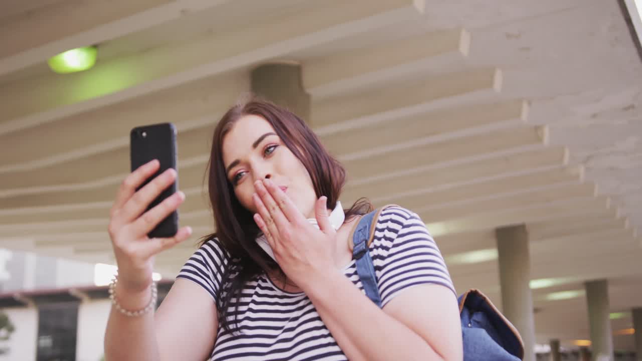 Ung kaukasisk kvinne som facetimer