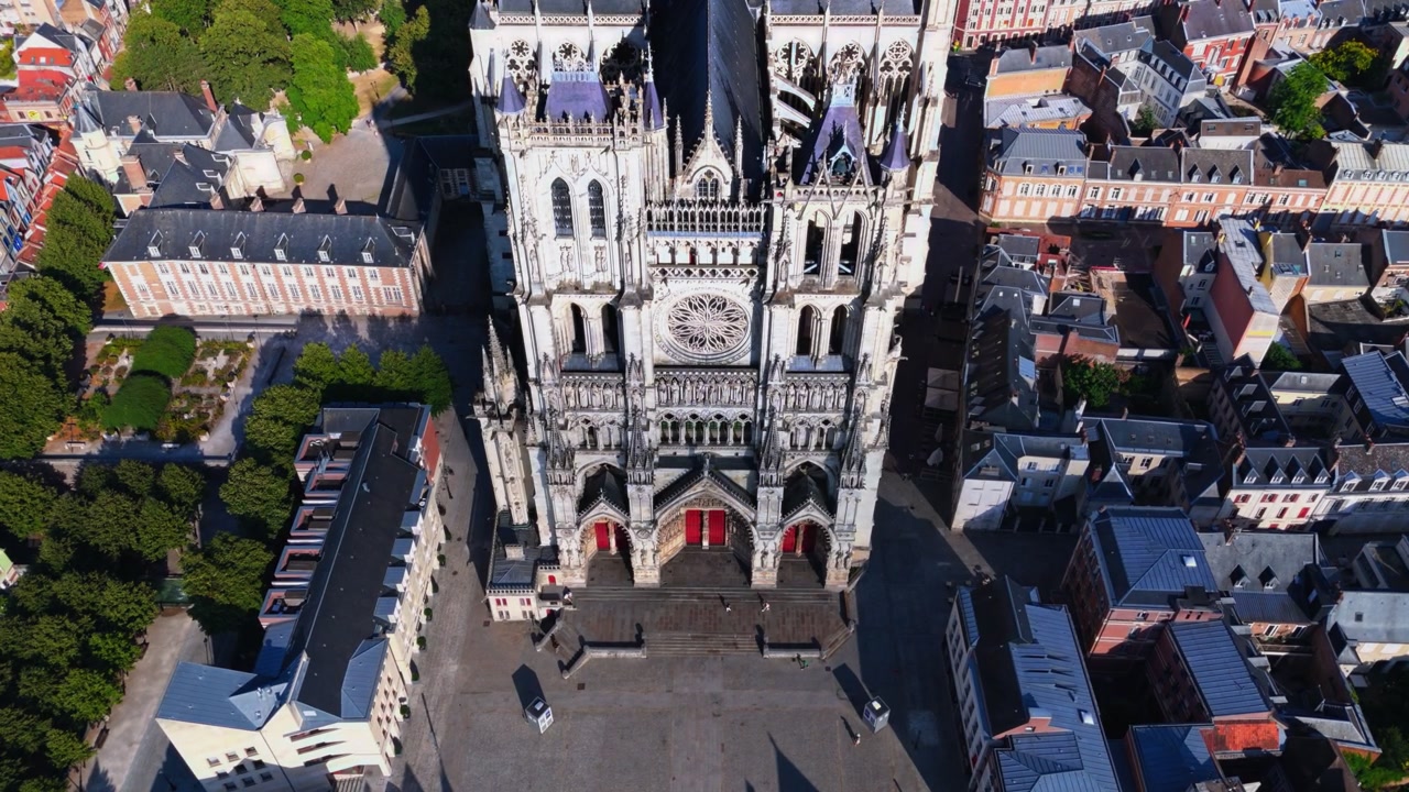 Amiens Katedrali, Fransa'da 13. yüzyıldan kalma bir Yüksek Gotik UNESCO Dünya Mirası alanıdır; devasa iç hacmi, yükselen kulesi ve şehre hakim olan karmaşık uçan payandalarıyla ünlüdür.