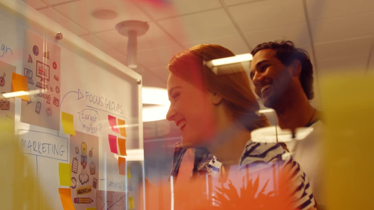 colegas de negocios discutiendo sobre notas adhesivas