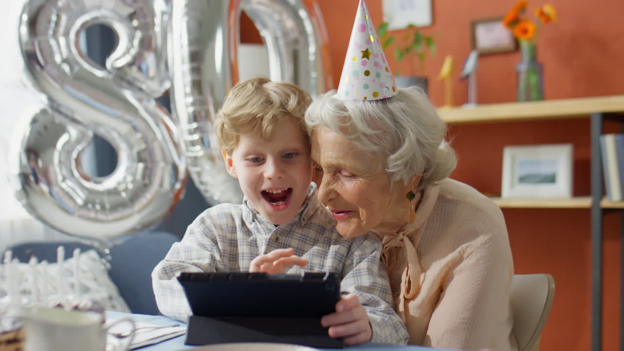Nipote e nonna che festeggiano l'80° compleanno