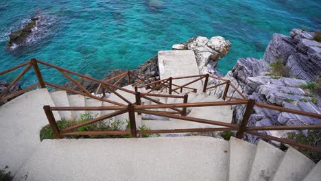 Frau-Auf-Dem-Weg-Zum-Strand