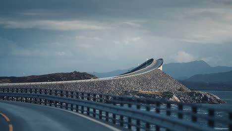 puente storseisundet en la carretera atlántica se eleva por encima de las aguas turbulentas